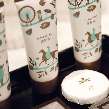 Dorsett Putrajaya Hotel Bagian luar foto The photo shows a set of personal care products arranged on a tray. There are three tubes labeled 